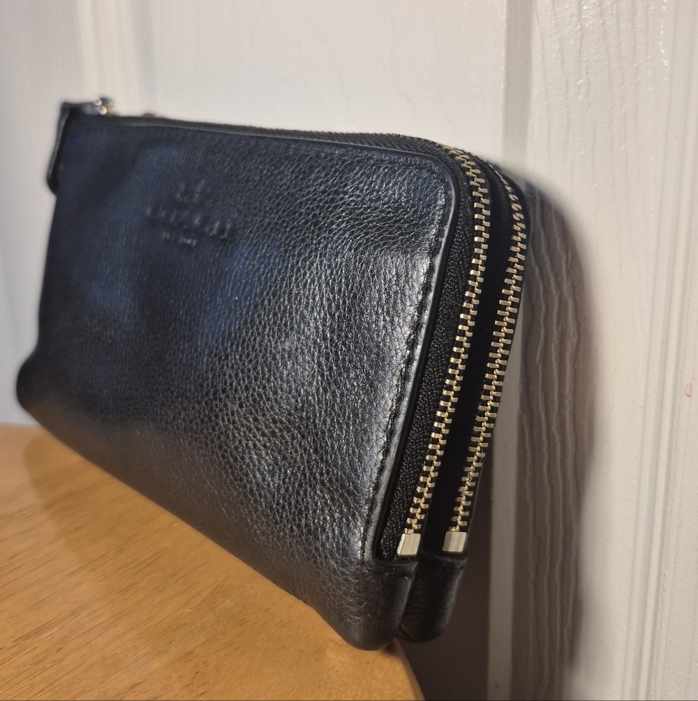 Coach New York Black Leather Wallet / Wristlet With Gold Toned Hardware - Picture 4 of 12